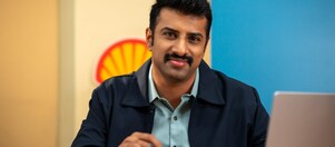 Shell colleagues talking in a stand-up call