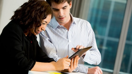 Two people discussing how to apply for a job at Shell