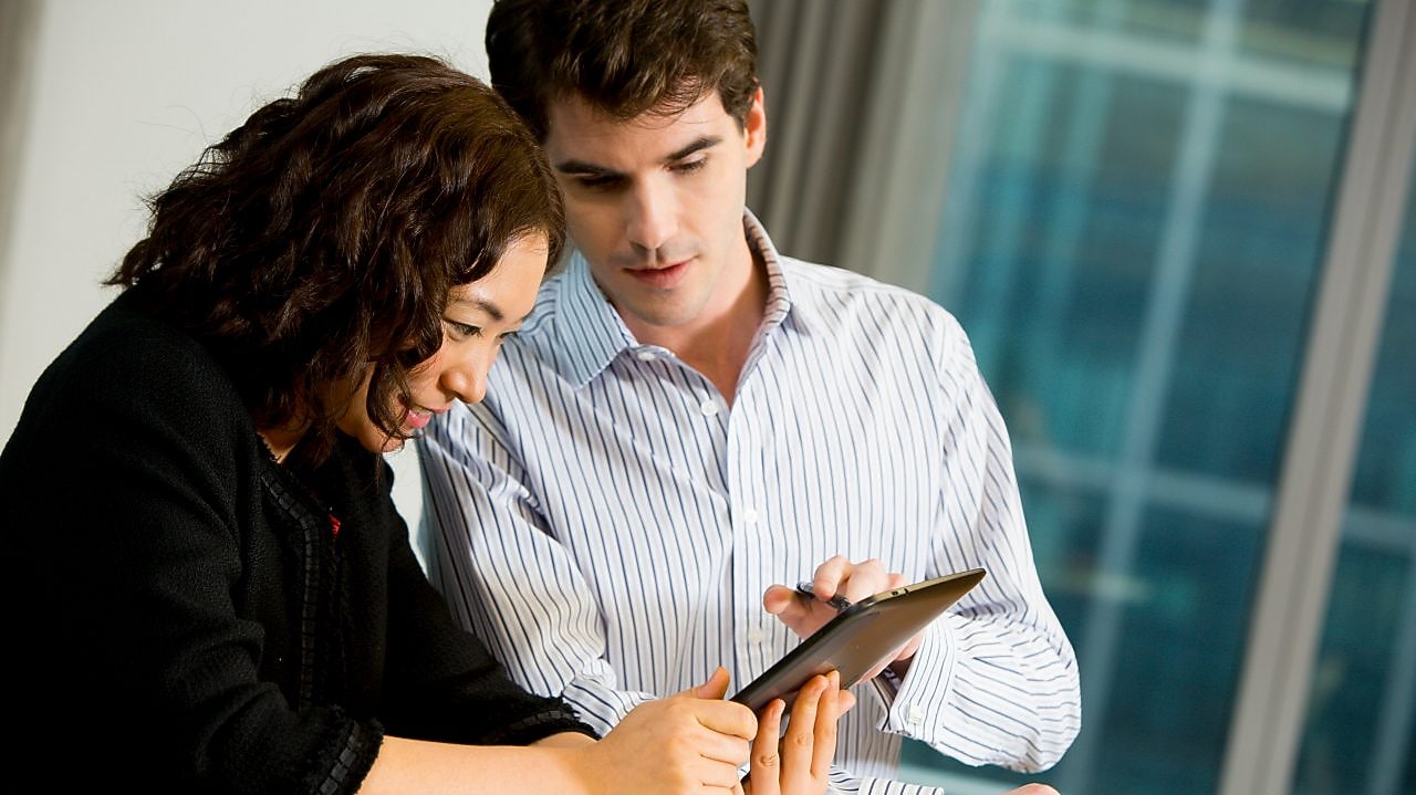 Two people discussing how to apply for a job at Shell