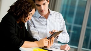 two people discussing how to apply for a job at Shell