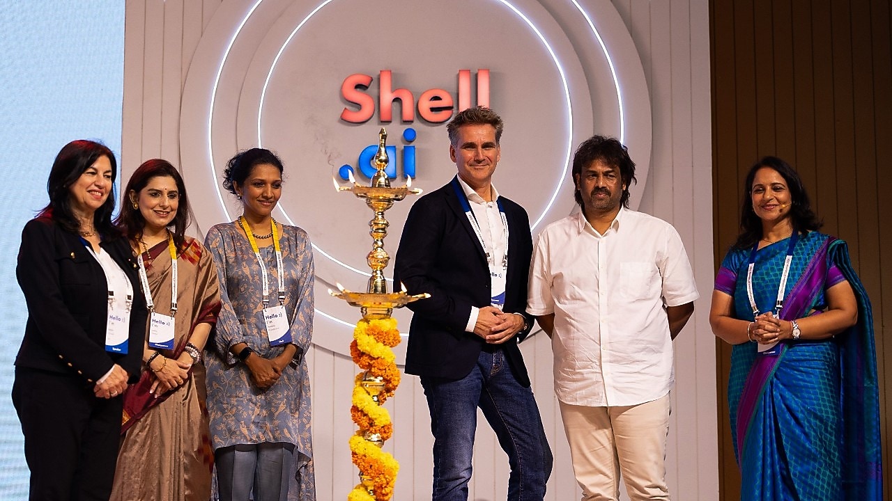 L-R – Ms. Selda Gunsel, EVP, Technology, Shell, Ms. Latika Taneja, Head of Corporate relations, Shell India, Ms. Pratibha Priyadarshini, VP – HR, Shell India, Mr. Robbert Van Rutten, EVP, IDT & CIO, Shell, Sri. Madhu Bangarappa. Hon'ble Minister for Primary & Secondary Education & Ms. Mansi Tripathy, Country Chair, Shell India)