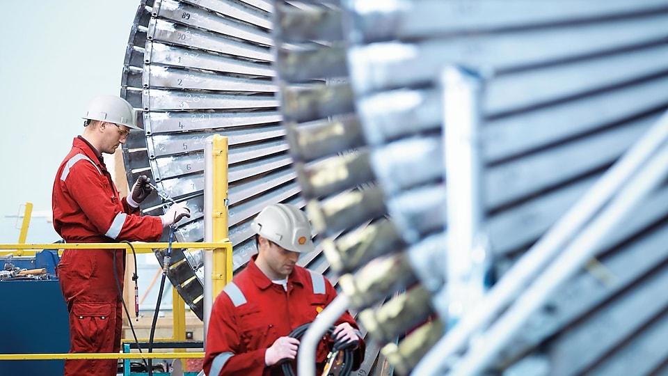 Shell experts servicing a turbine machine