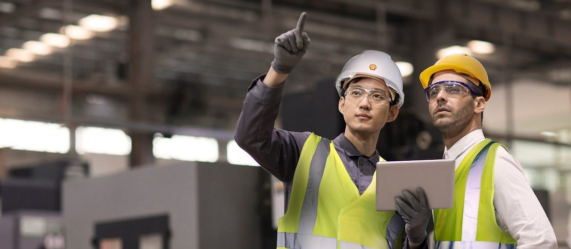 Shell Lubricant Expert helping a facility manager optimise operations