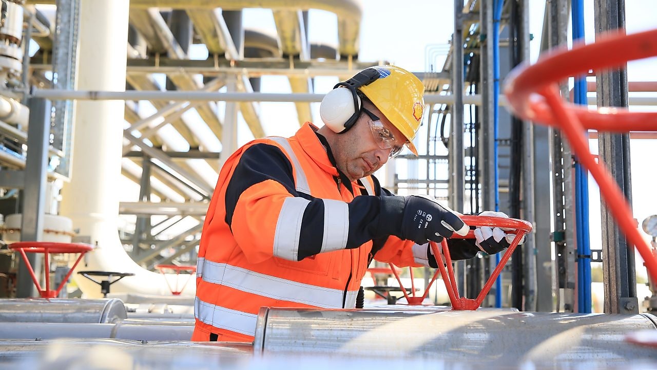 Shell engineer working at the gas plant