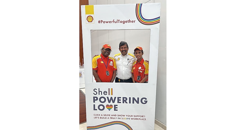 Shell employees in one frame on selfie booth