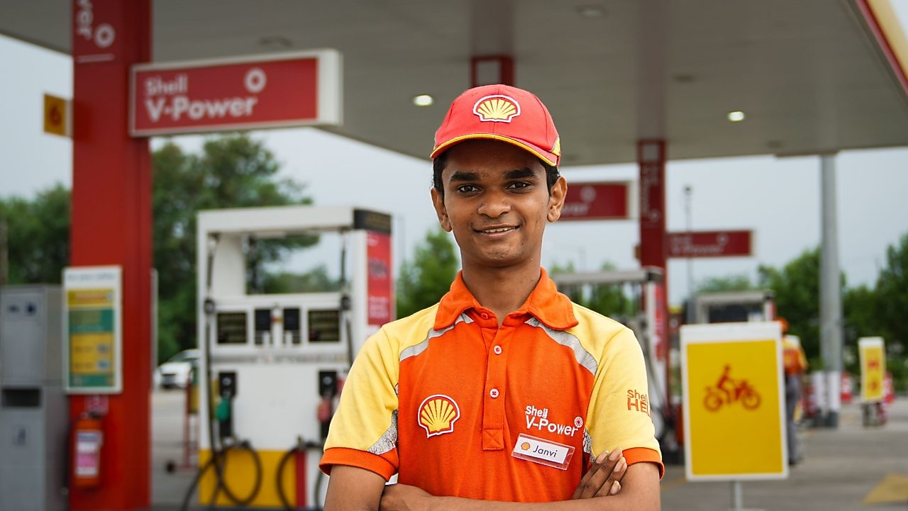 An image of a customer service champion from the LGBTQ+ community working at Shell fuel station